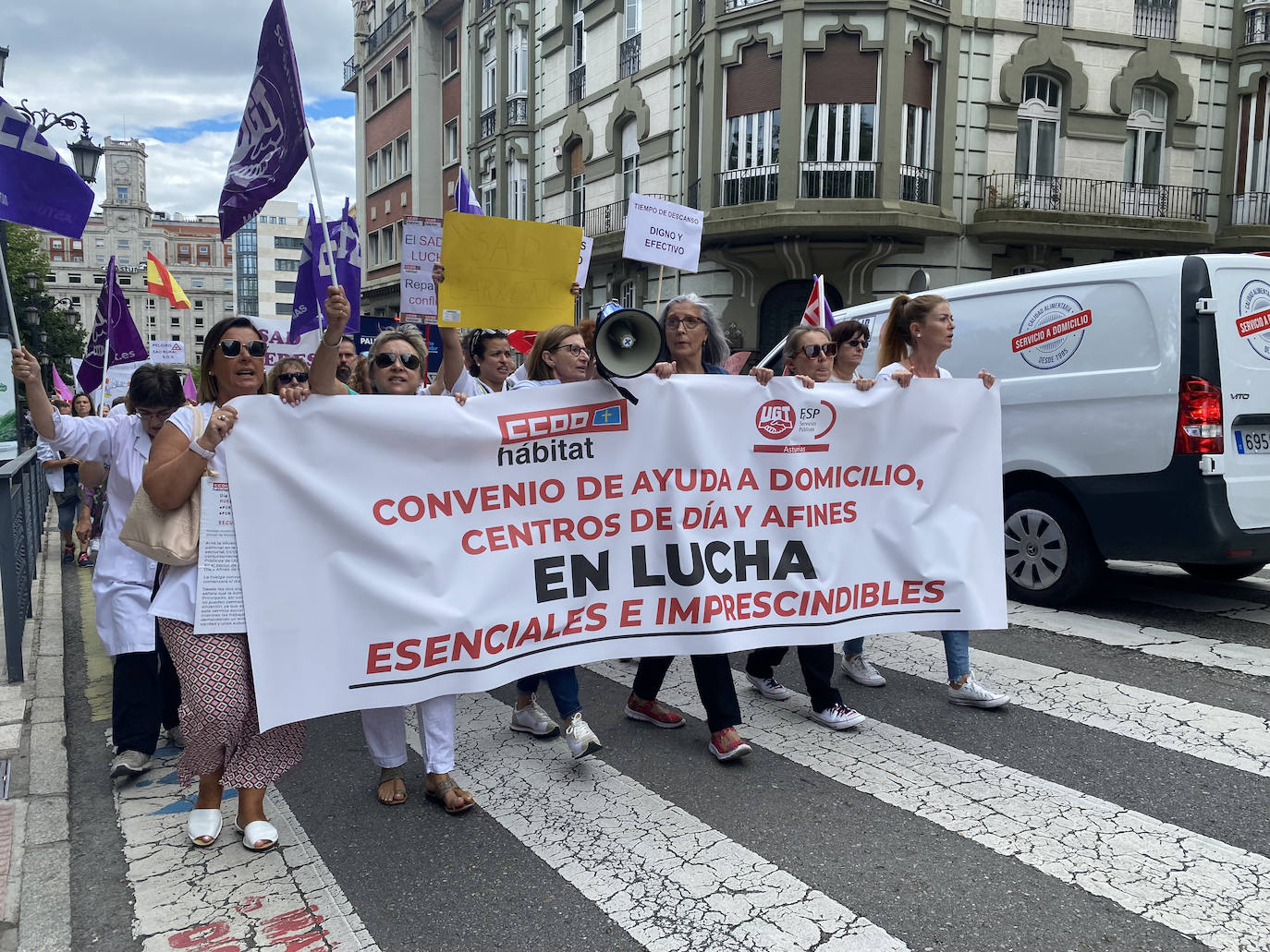 Fotos: La plantilla ayuda a domicilio toma las calles de Oviedo por un «convenio digno»