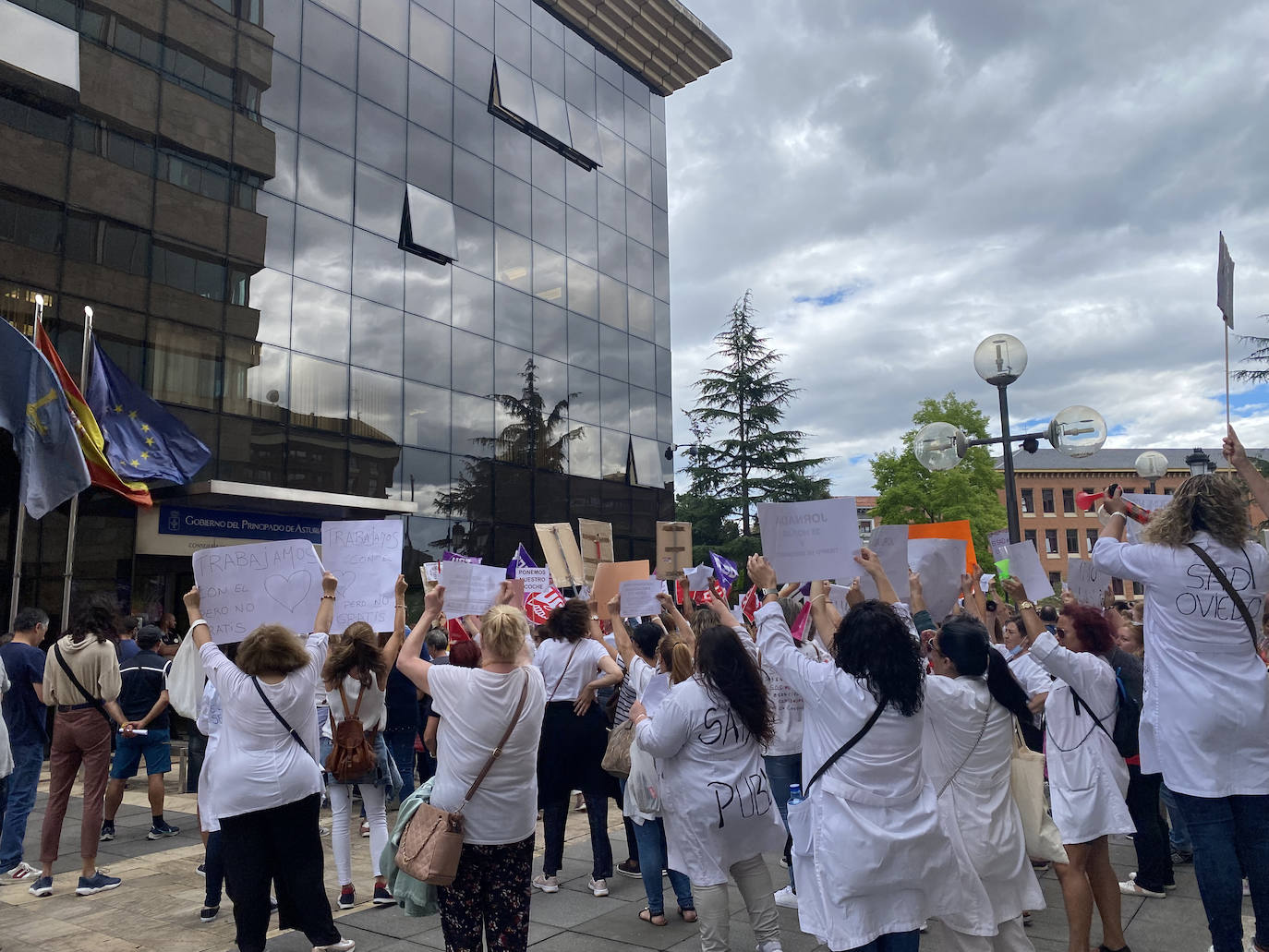 Fotos: La plantilla ayuda a domicilio toma las calles de Oviedo por un «convenio digno»