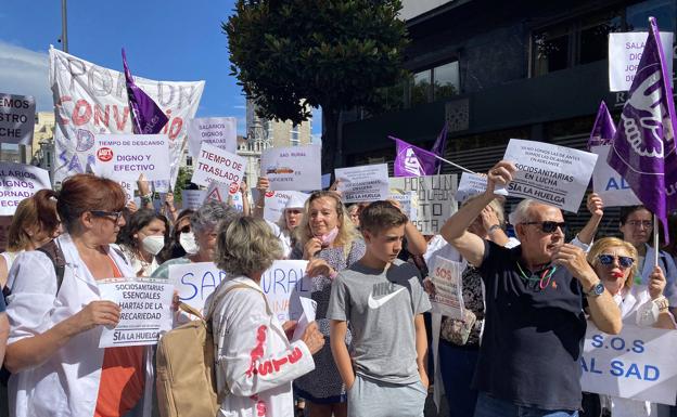 Manifestación en Oviedo de las auxiliares del Servicio de Ayuda a Domicilio de Asturias, que han iniciado hoy una huelga indefinida. 