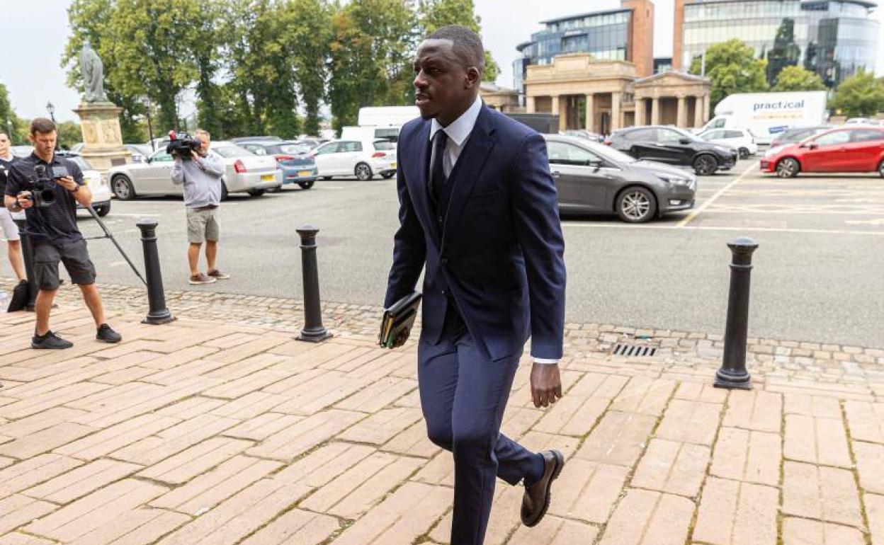 El futbolista del Manchester City, Benjamin Mendy, a su llegada al juicio este lunes.