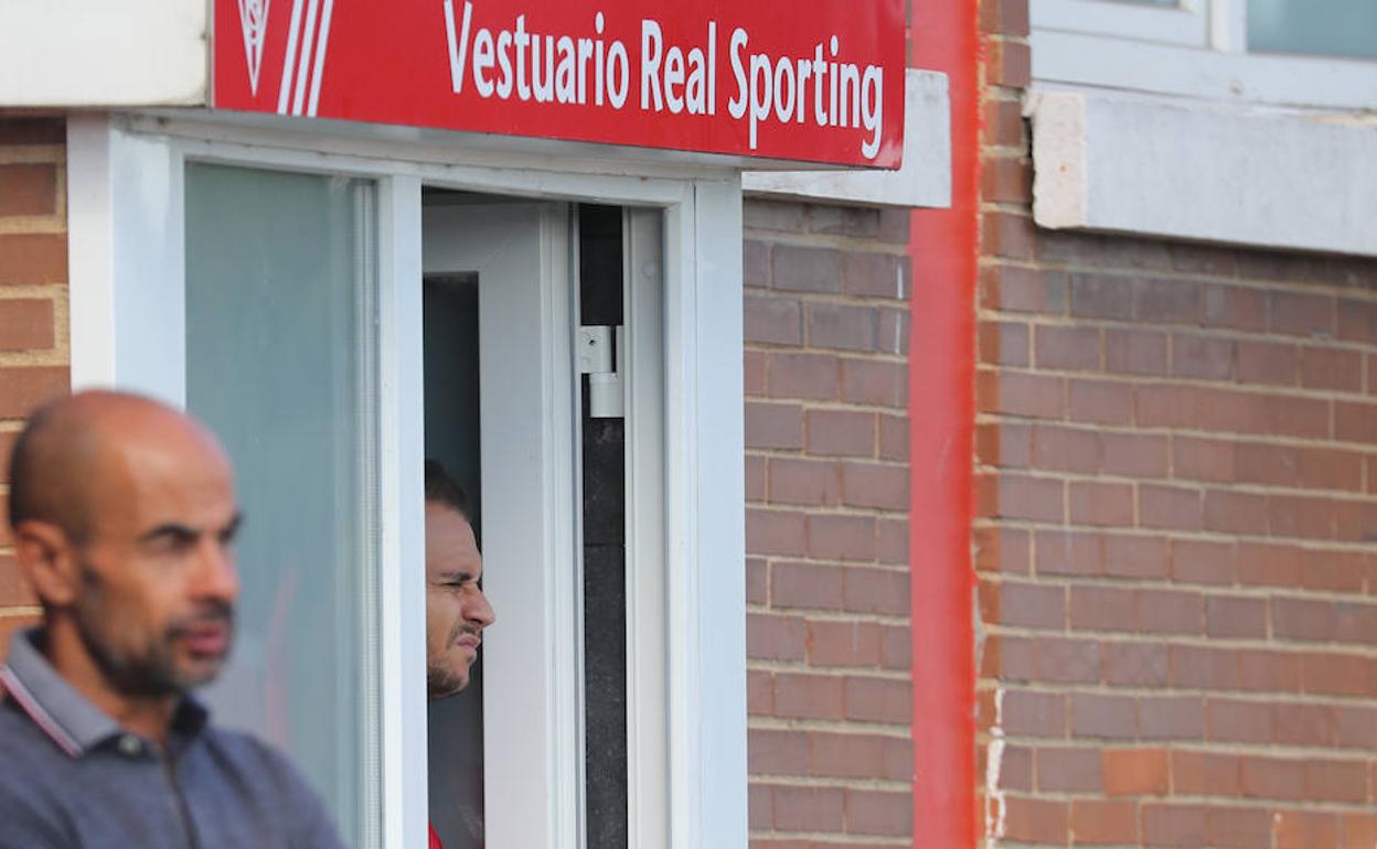Fran Villalba, en la puerta del vestuario, observa el entrenamiento del Sporting.