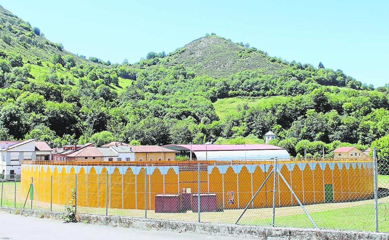 La plaza de toros portátil está instalada en una finca privada de Benia de Onís y los permisos han sido denunciados por colectivos animalistas.