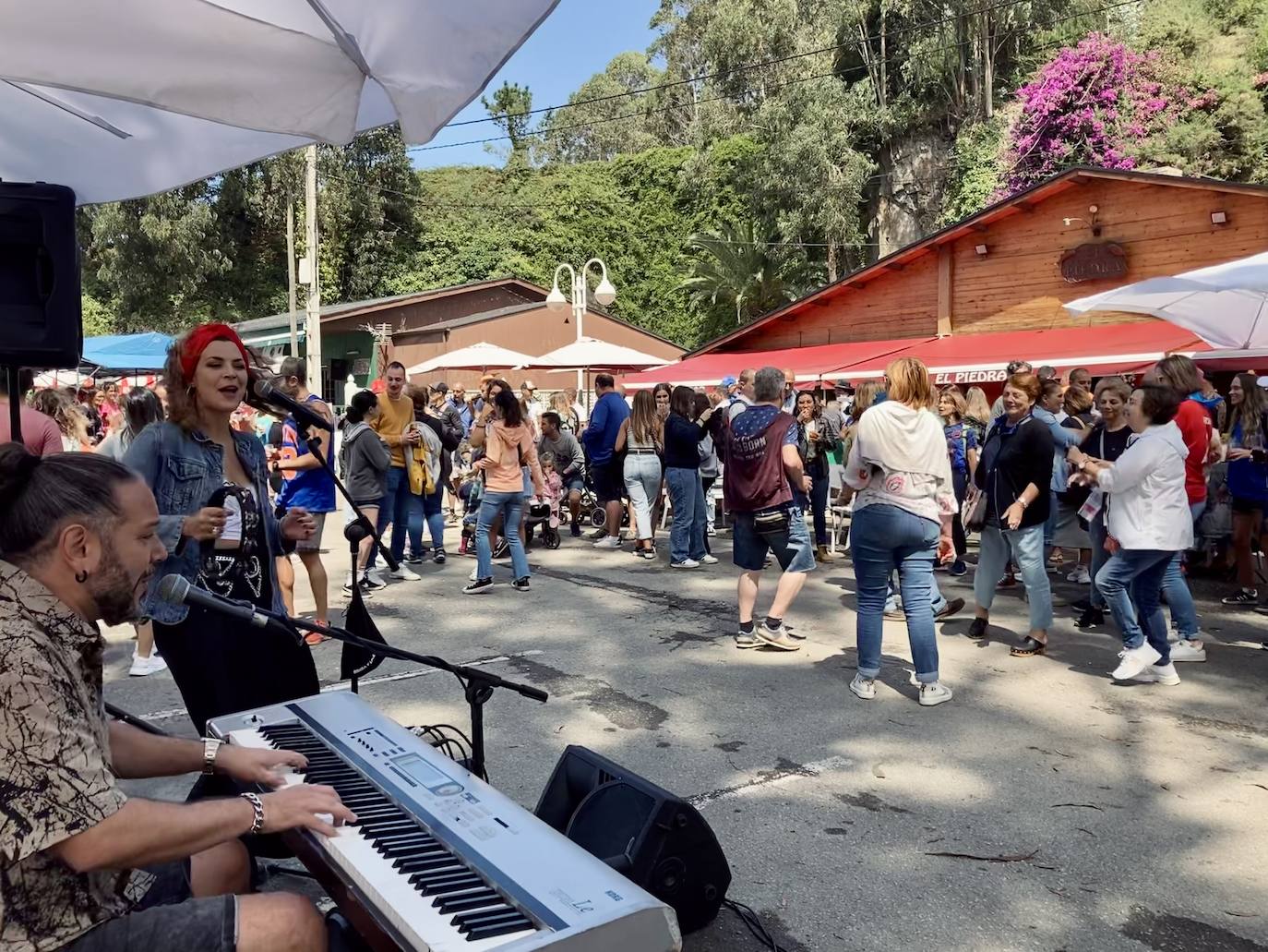 Fotos: Navia recupera su ambiente de folixa con una jira vibrante