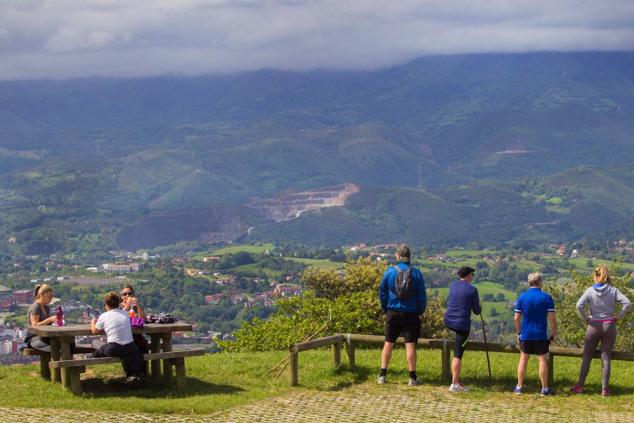 Se trata de un enclave de 31.000 metros cuadrados con merendero y zona de juegos infantiles desde el que, además, se obtiene una extensa panorámica de la capital asturiana. En la falda del monte se ubica uno de los monumentos más valorados del prerrománico europeo, el templo de Santa María del Naranco. Desde lo más alto de esta atalaya se puede disfrutar, tanto de día como de noche, de unas impresionantes vistas de la capital asturiana.