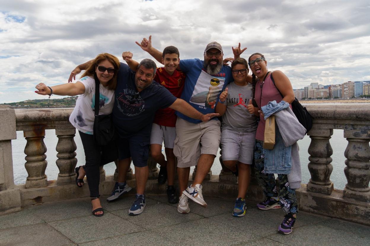 La familia Troté-Expósito y la familia Moreno-Torrecillas, en el Muro. 