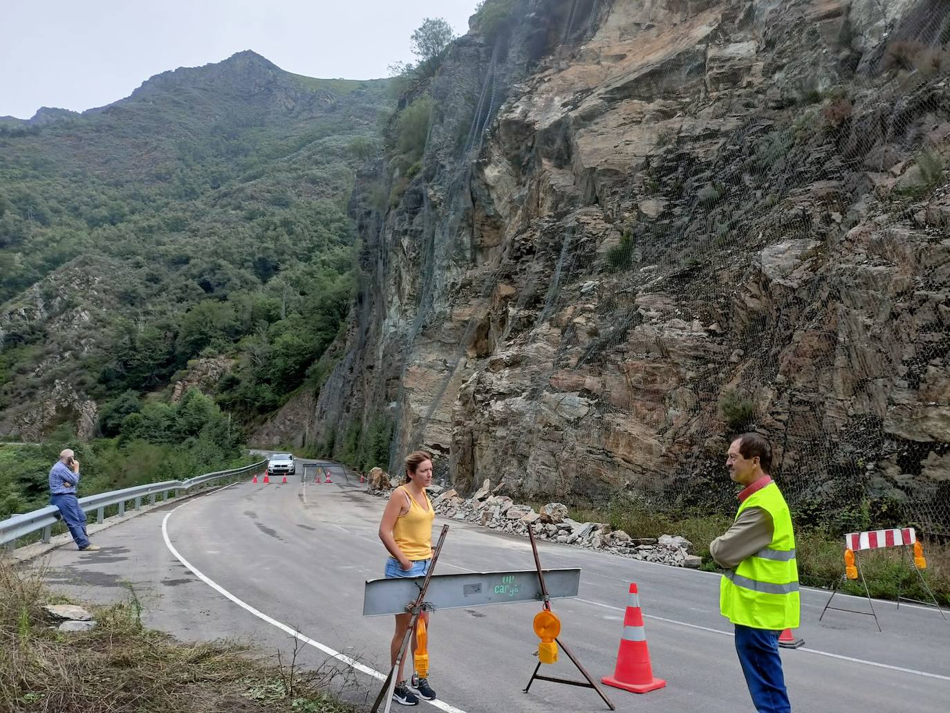 La comunicación por carretera en la AS-29 entre Ibias y Cangas del Narcea permanece desde la noche del miércoles interrumpida por un argayo, un nuevo incidente en el suroccidente de Asturias que se produce además en pleno verano.