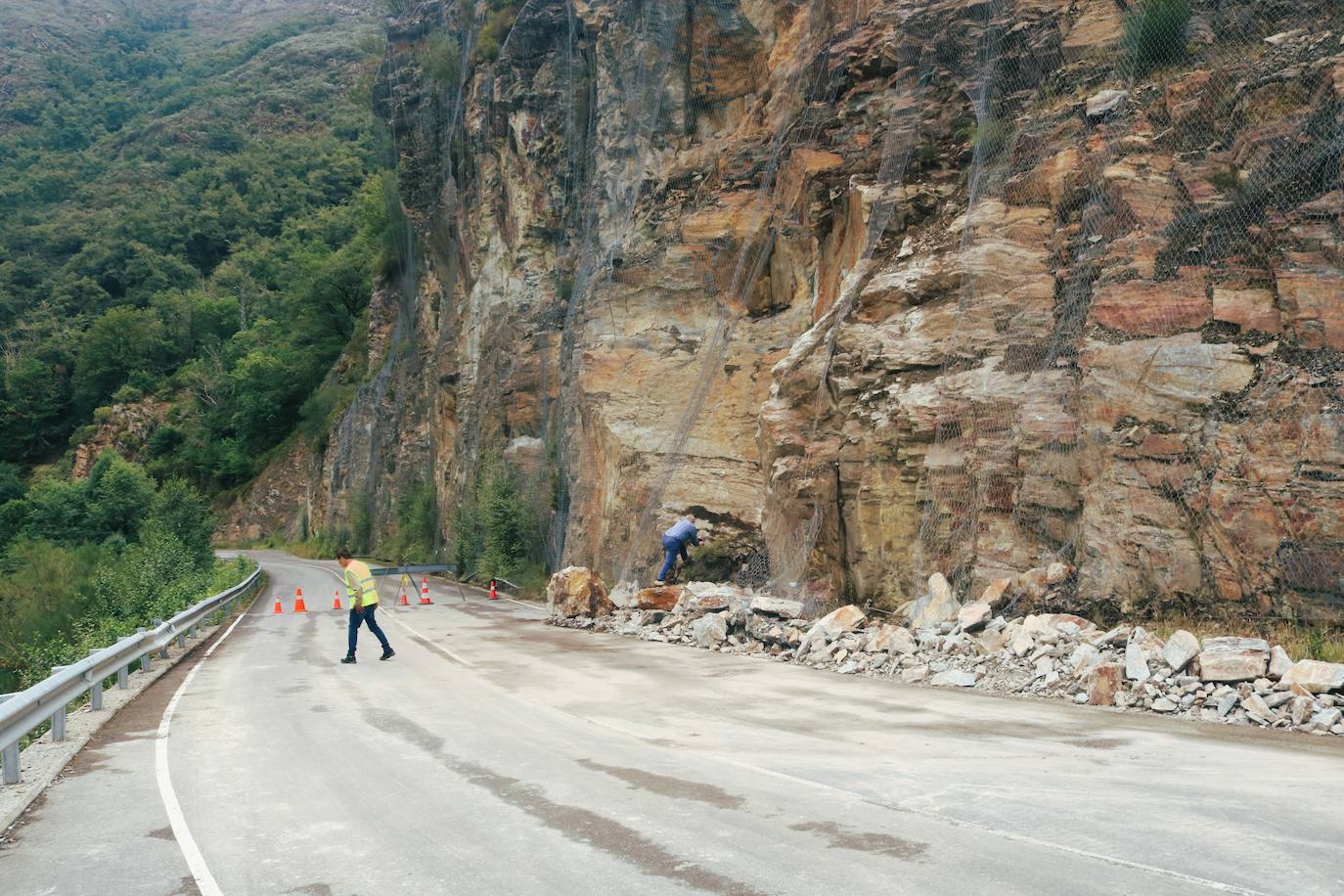 La comunicación por carretera en la AS-29 entre Ibias y Cangas del Narcea permanece desde la noche del miércoles interrumpida por un argayo, un nuevo incidente en el suroccidente de Asturias que se produce además en pleno verano.