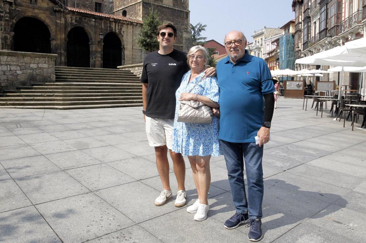 Ángeles Revuelta y Enrique Sebastián, ante la iglesia de San Nicolás con su hijo Pablo. 