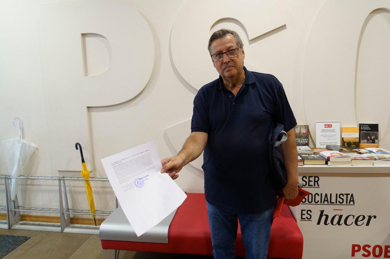 Manuel Vallejo muestra el documento de adhesiones a la petición de primarias.