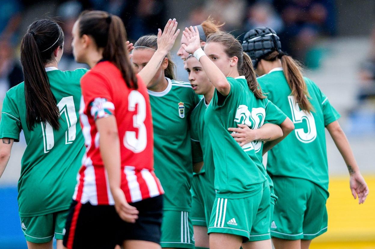 Las jugadoras del Real Oviedo Femenino celebran el gol de Yamila Badell, que les dio el triunfo. 