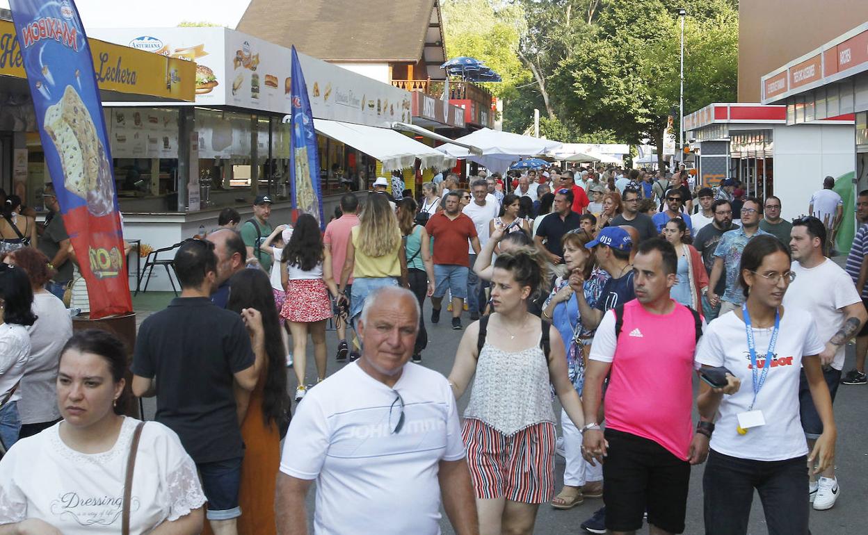 Gente en la 65 Edición de la Feria de Muestras de Asturias, 2022