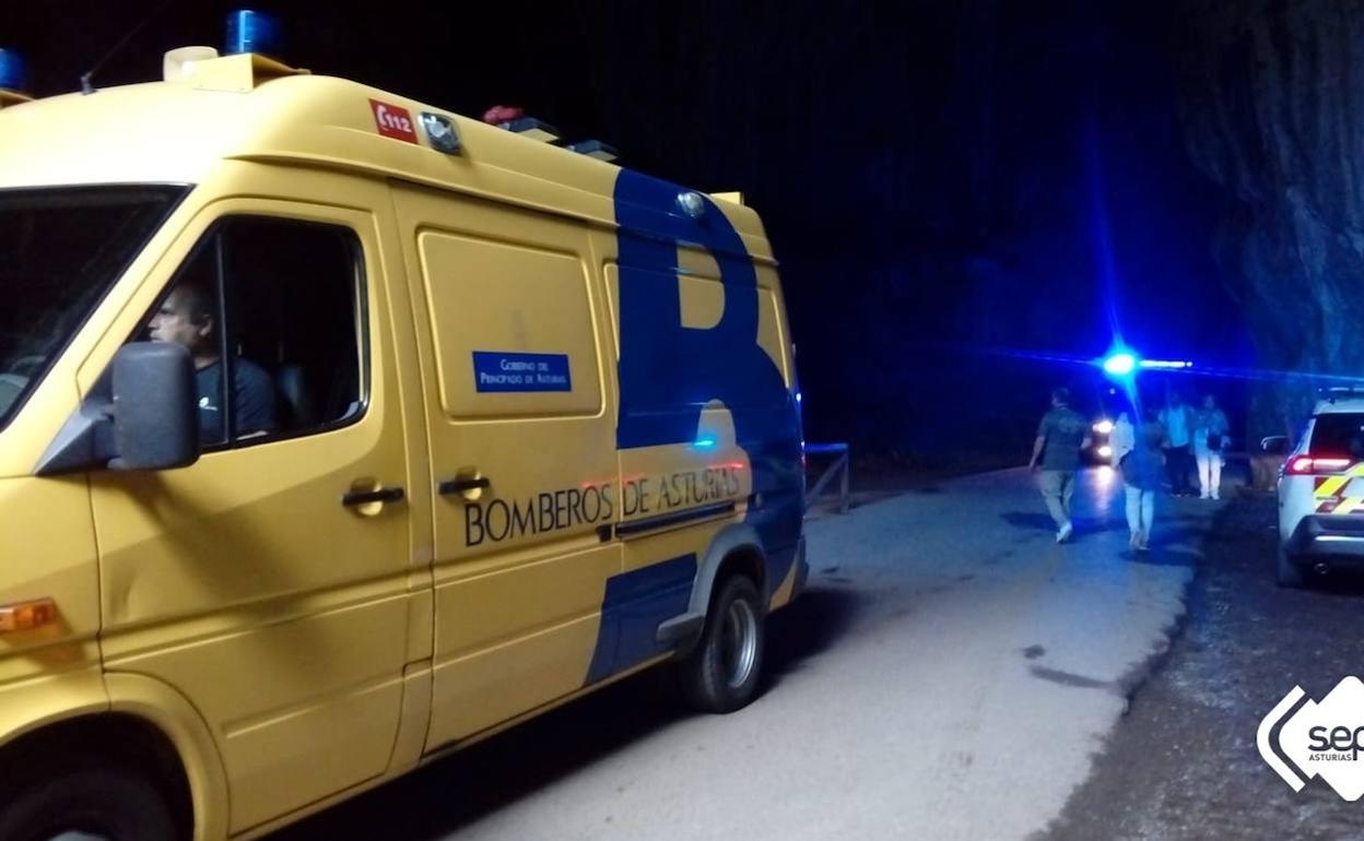 Rescatan a un hombre que se cayó al agua en La Cuevona de Ribadesella