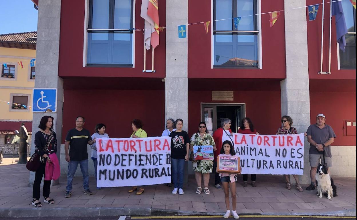 Varias personas protestan frente al Ayuntamiento antes de entregar las 49.000 firmas. 