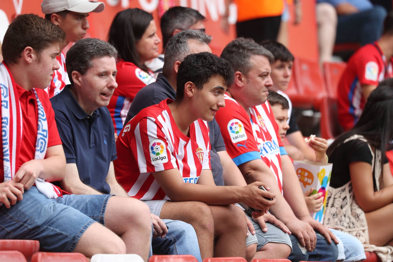 Fotos: ¿Estuviste en el Sporting - Andorra? ¡Búscate!