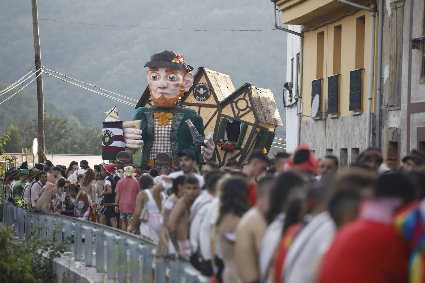 Fotos: Monumental fiesta al agua en el Descenso Folclórico del Nalón