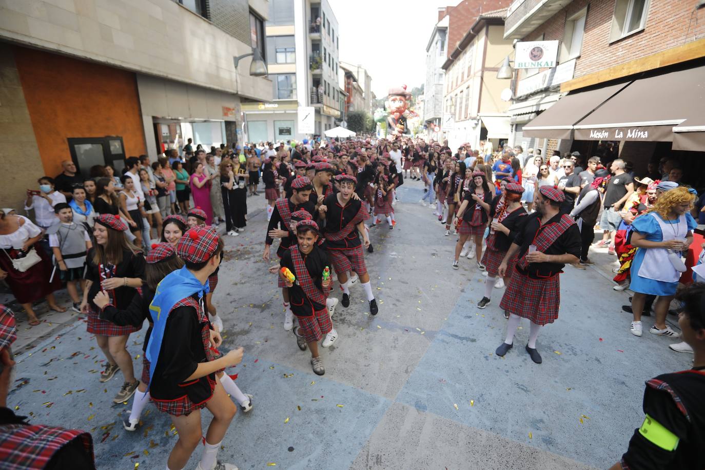 Fotos: Monumental fiesta al agua en el Descenso Folclórico del Nalón