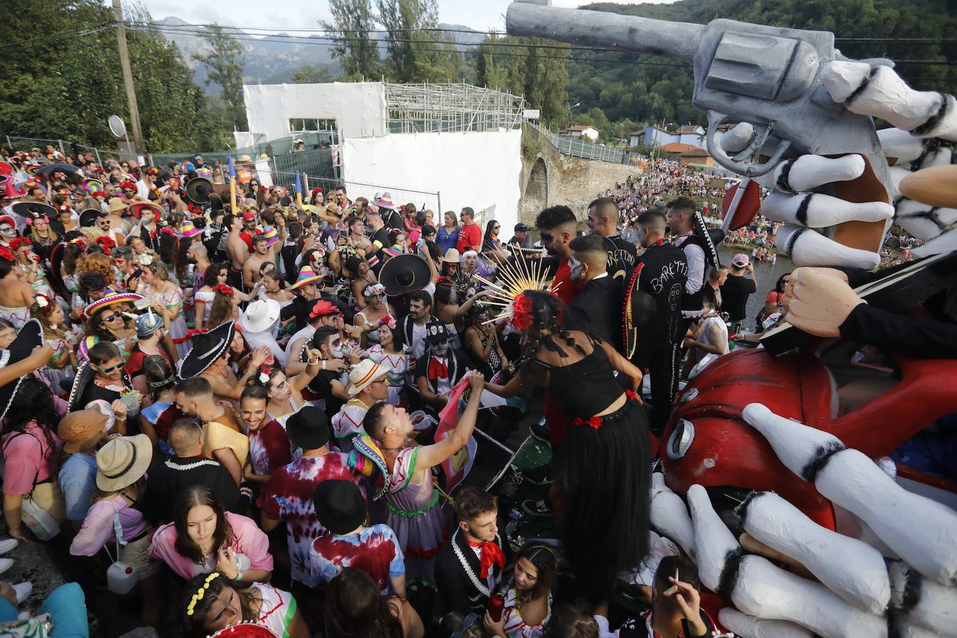 Fotos: Monumental fiesta al agua en el Descenso Folclórico del Nalón