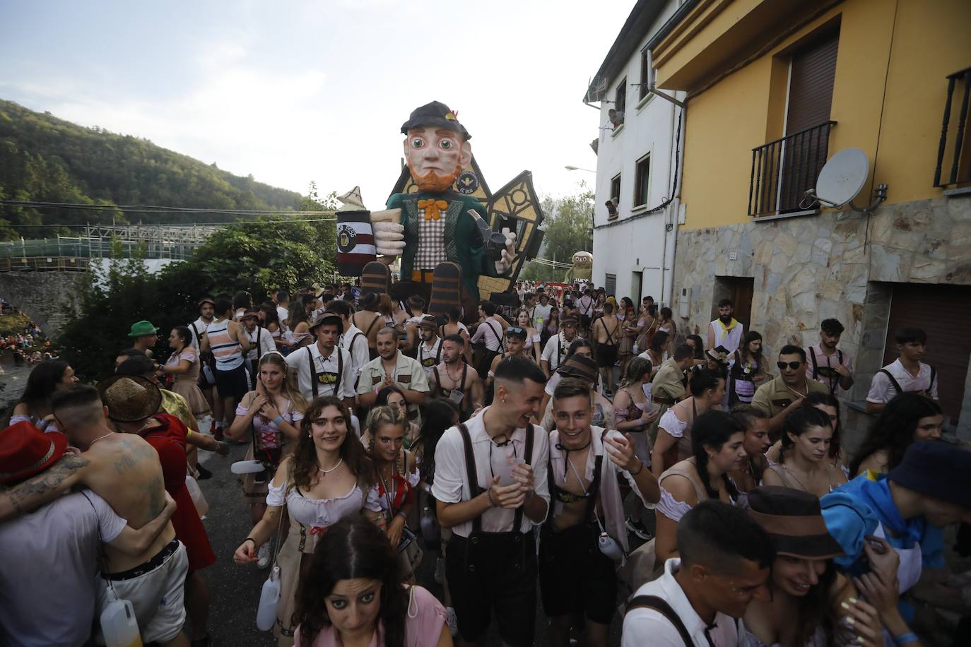 Fotos: Monumental fiesta al agua en el Descenso Folclórico del Nalón