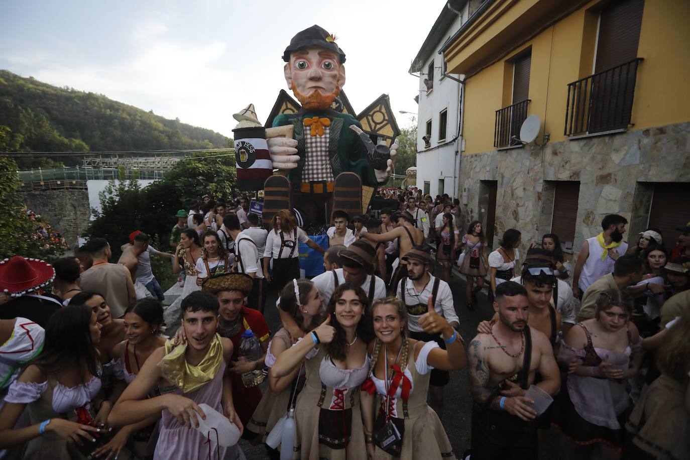 Fotos: Monumental fiesta al agua en el Descenso Folclórico del Nalón