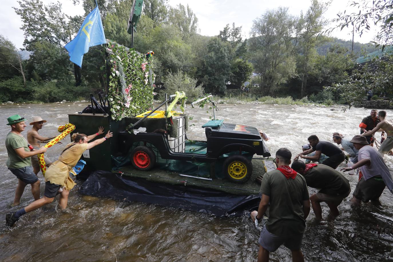 Fotos: Monumental fiesta al agua en el Descenso Folclórico del Nalón