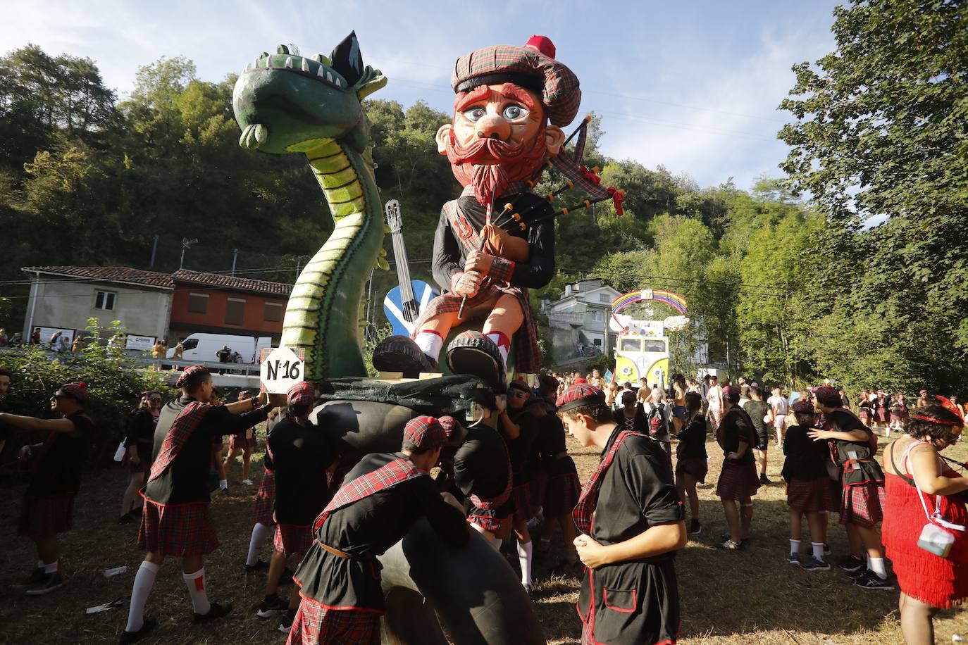 Fotos: Monumental fiesta al agua en el Descenso Folclórico del Nalón