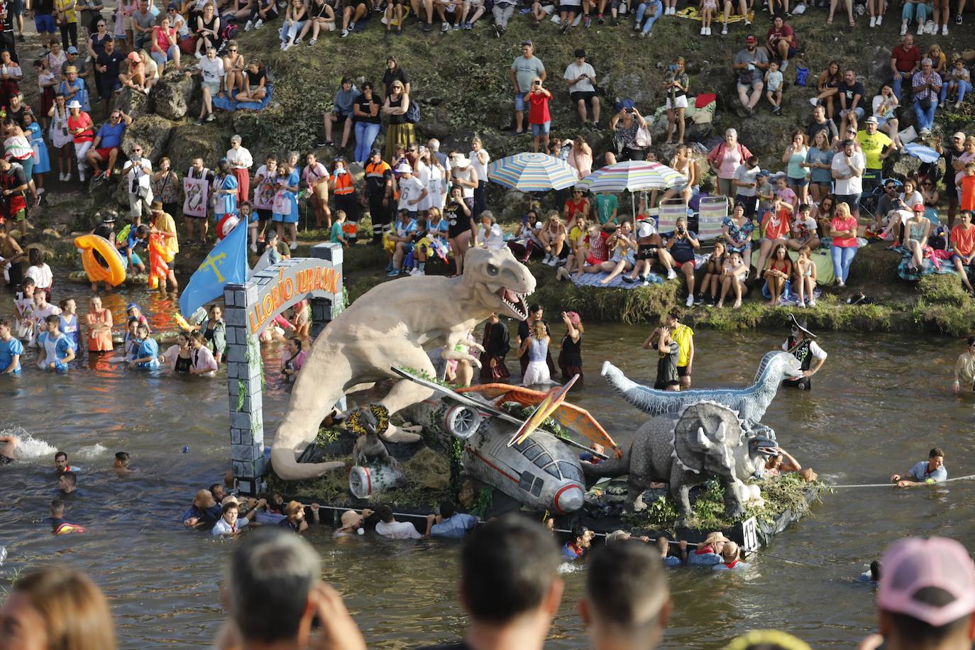 Fotos: Monumental fiesta al agua en el Descenso Folclórico del Nalón