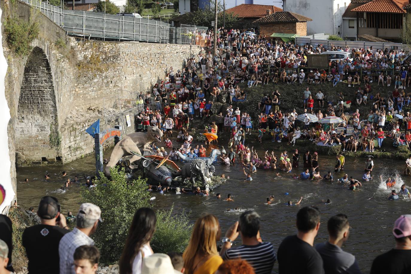 Fotos: Monumental fiesta al agua en el Descenso Folclórico del Nalón