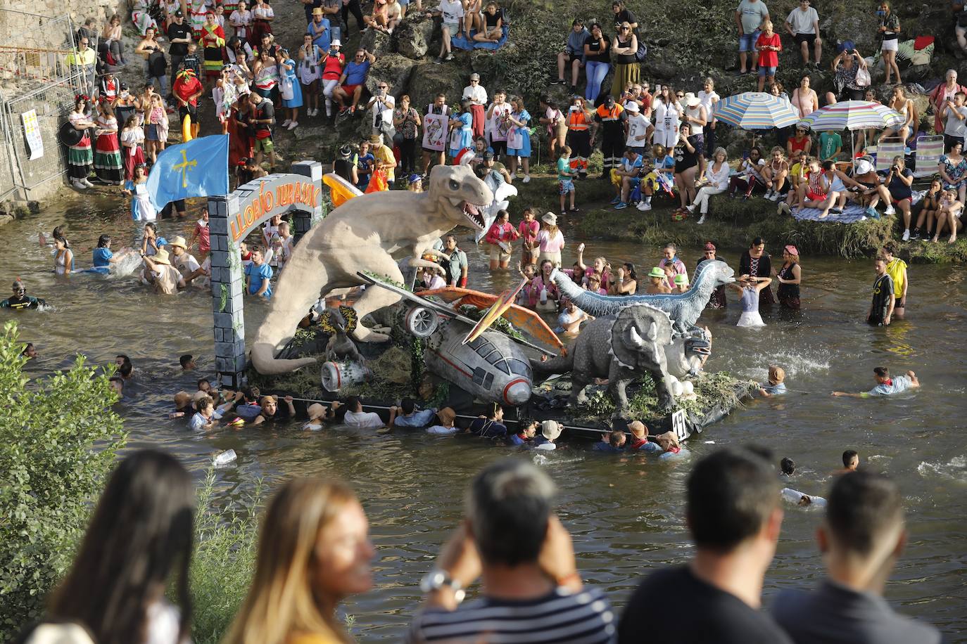 Fotos: Monumental fiesta al agua en el Descenso Folclórico del Nalón