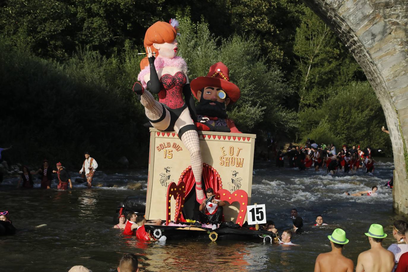 Fotos: Monumental fiesta al agua en el Descenso Folclórico del Nalón