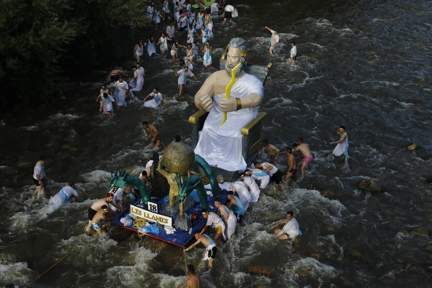 Fotos: Monumental fiesta al agua en el Descenso Folclórico del Nalón