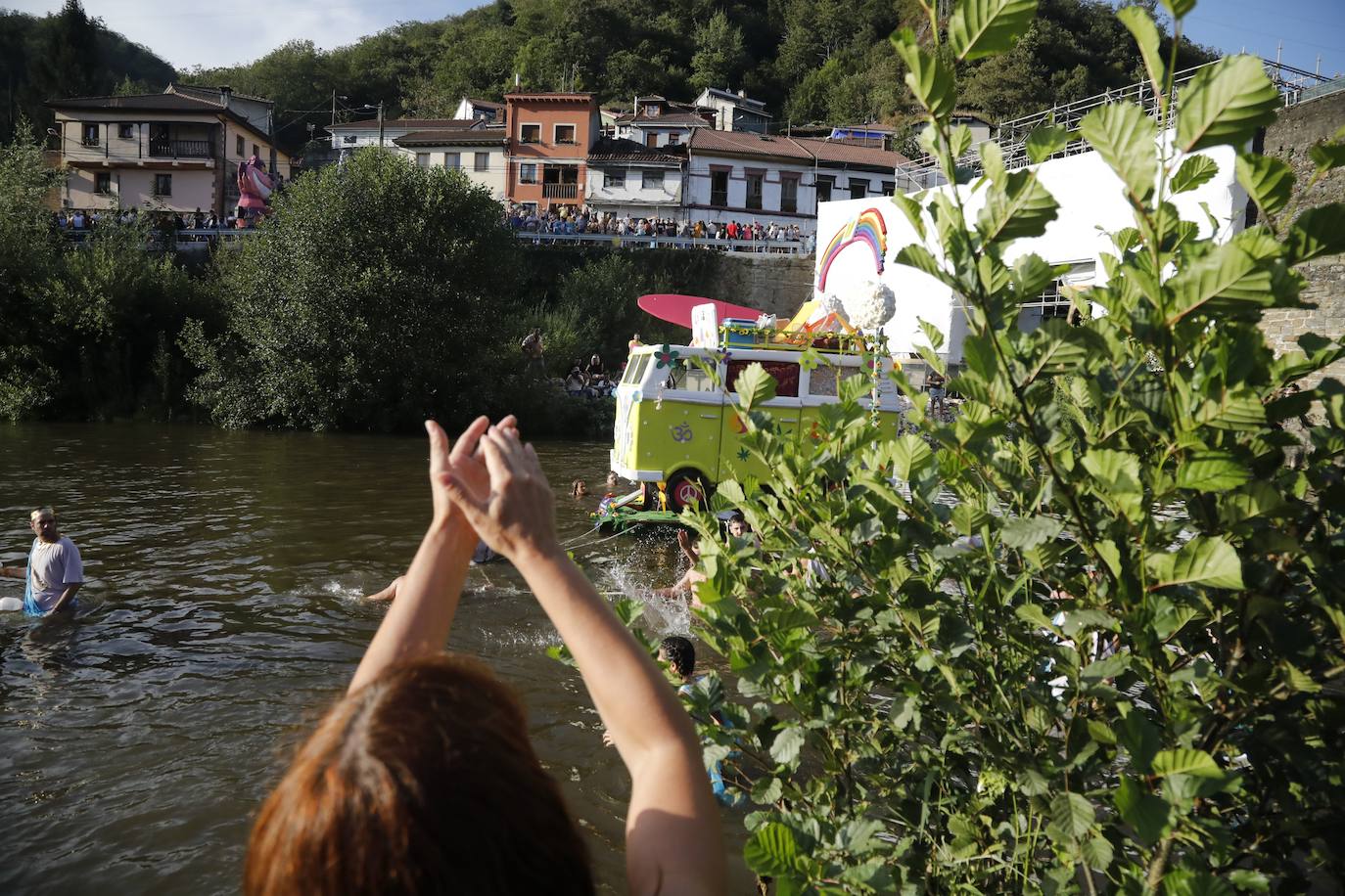 Fotos: Monumental fiesta al agua en el Descenso Folclórico del Nalón