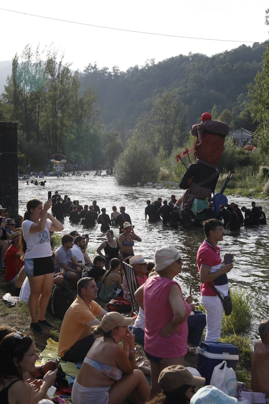 Fotos: Monumental fiesta al agua en el Descenso Folclórico del Nalón