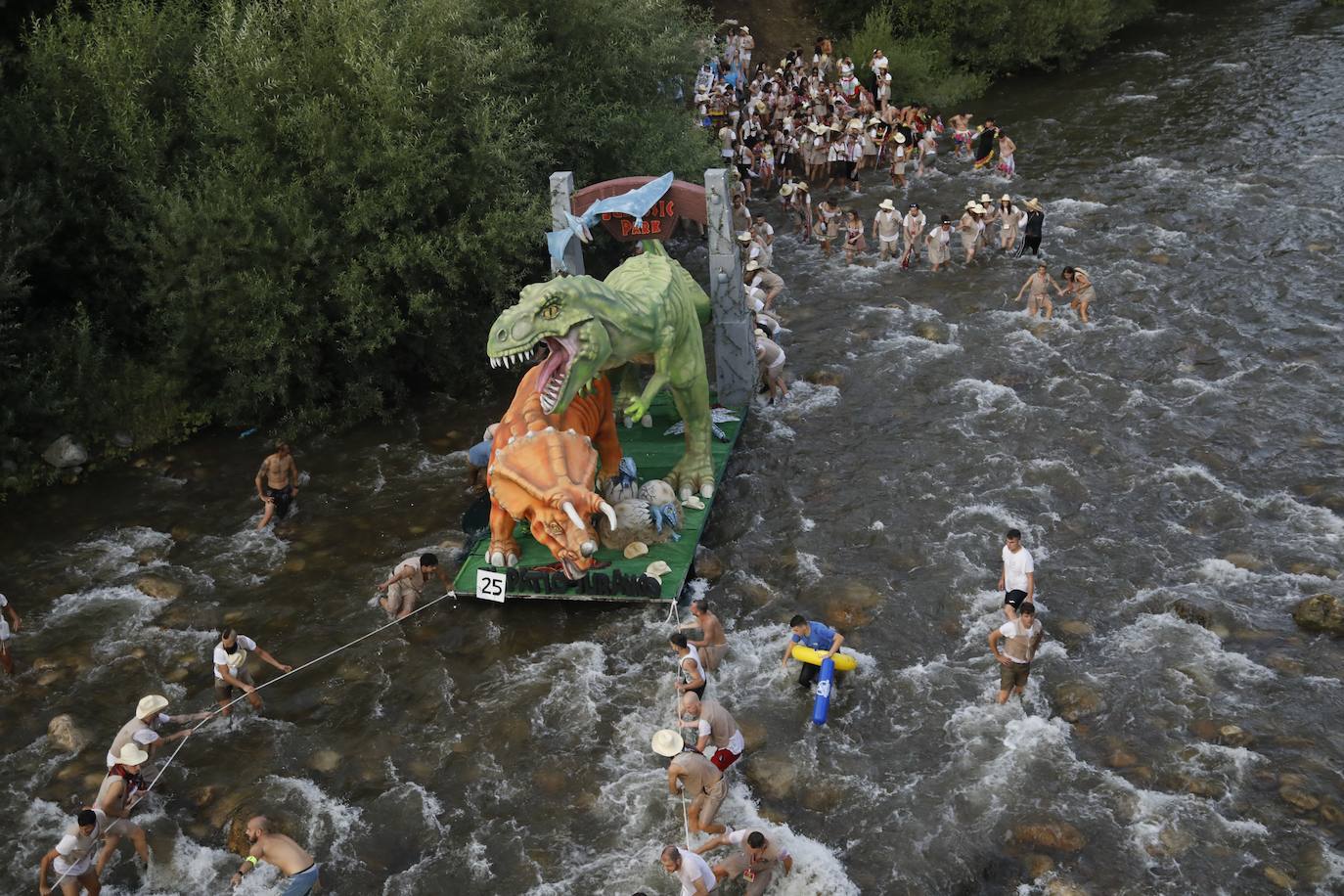 Fotos: Monumental fiesta al agua en el Descenso Folclórico del Nalón