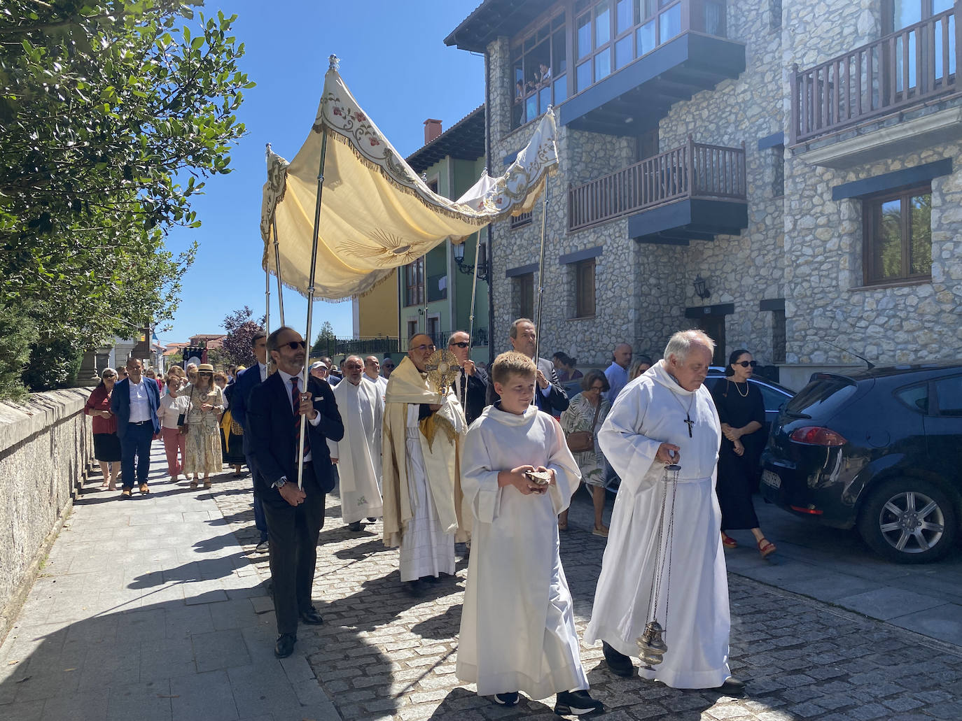 Fotos: La Sacramental llena de color y vida las calles de Colombres