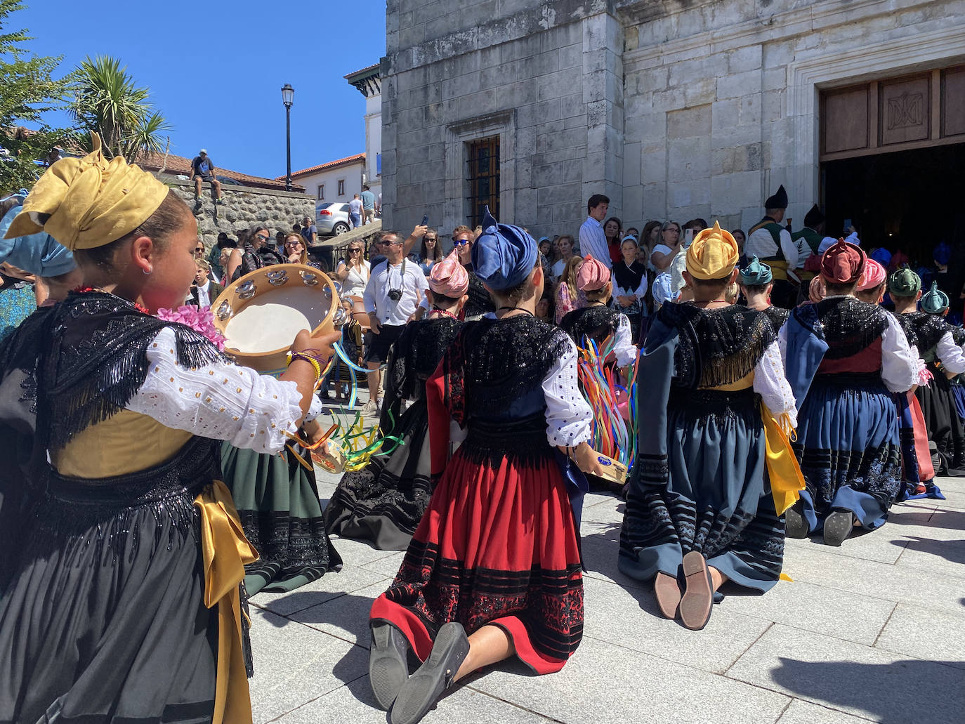 Fotos: La Sacramental llena de color y vida las calles de Colombres