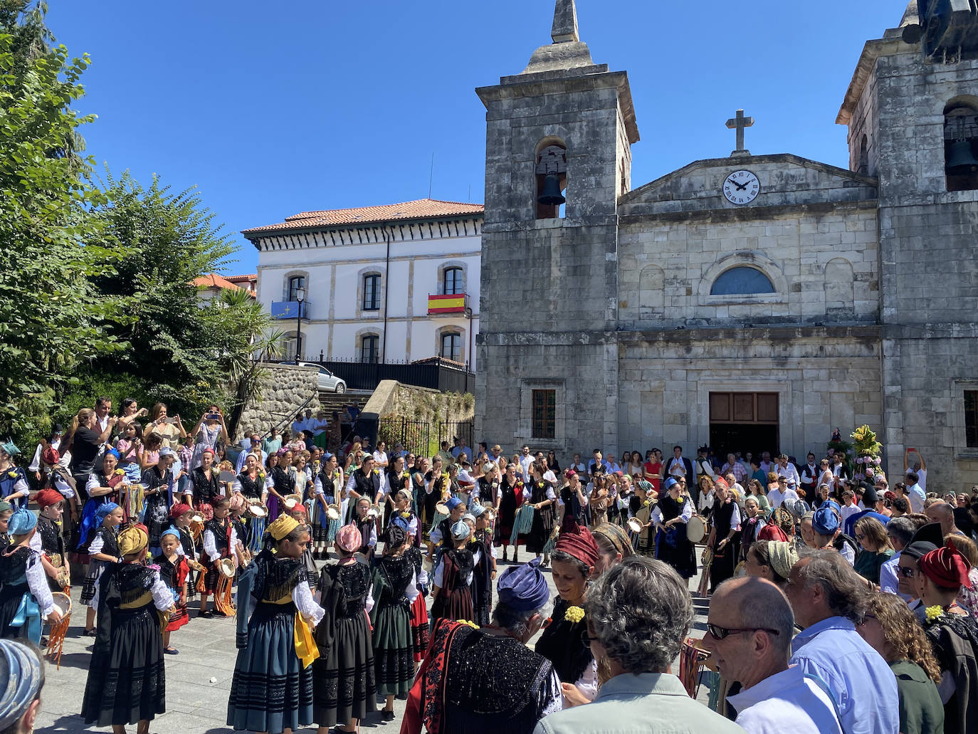 Fotos: La Sacramental llena de color y vida las calles de Colombres