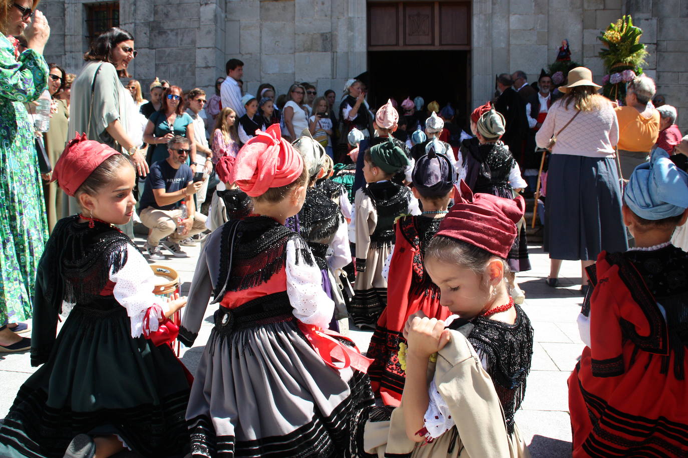 Fotos: La Sacramental llena de color y vida las calles de Colombres