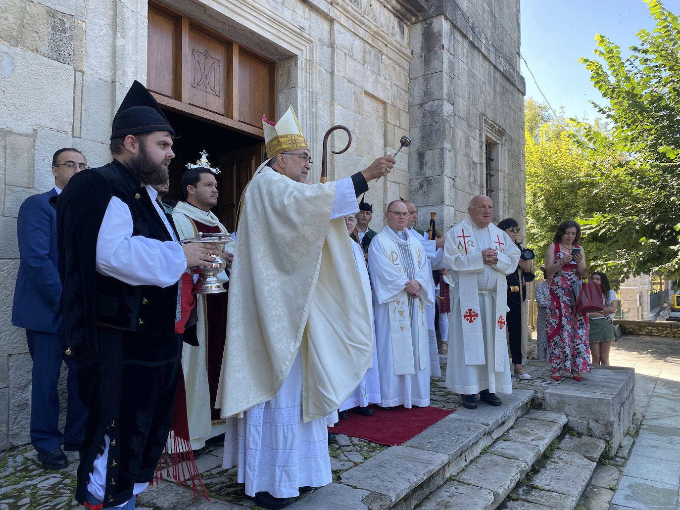 Fotos: La Sacramental llena de color y vida las calles de Colombres