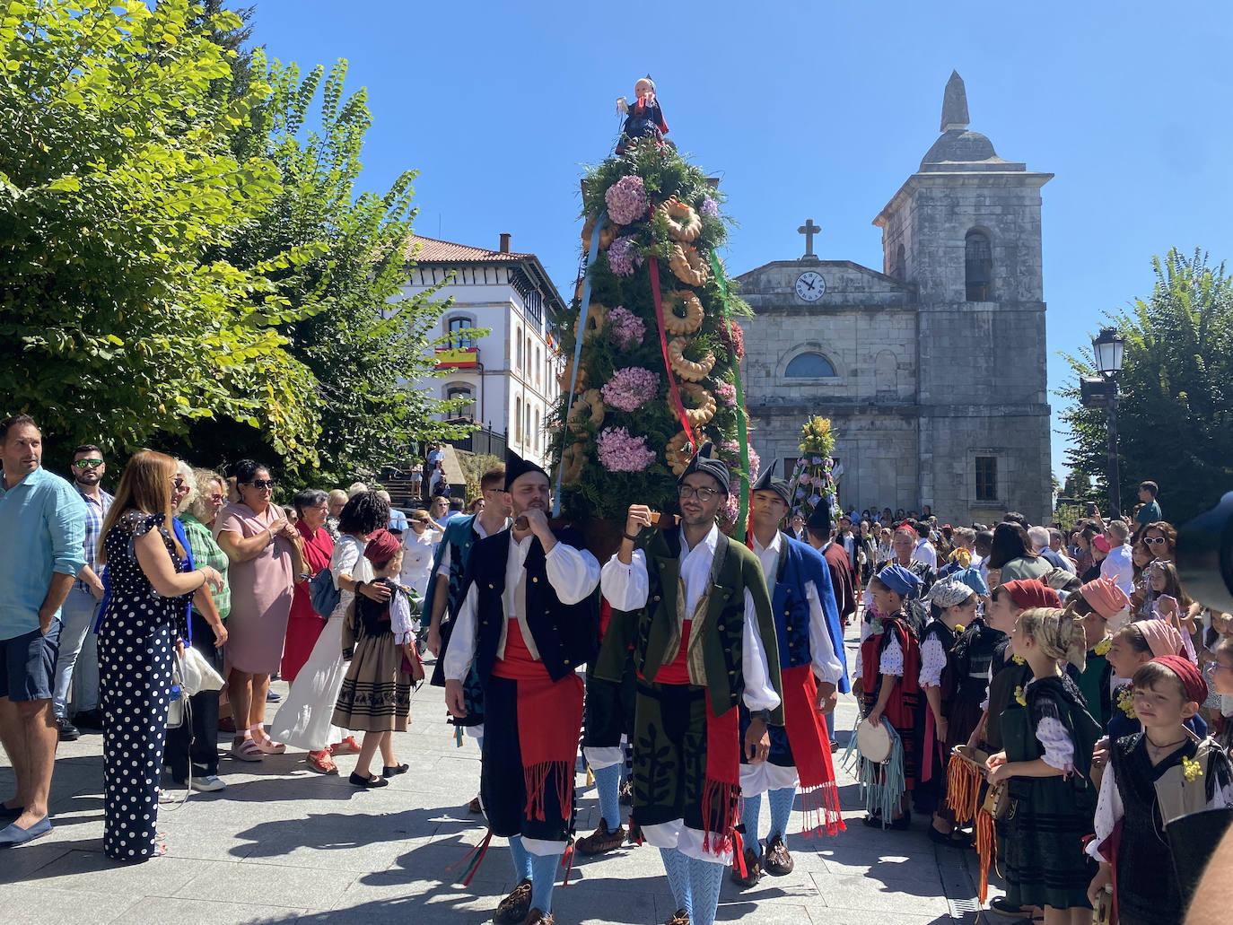 Fotos: La Sacramental llena de color y vida las calles de Colombres