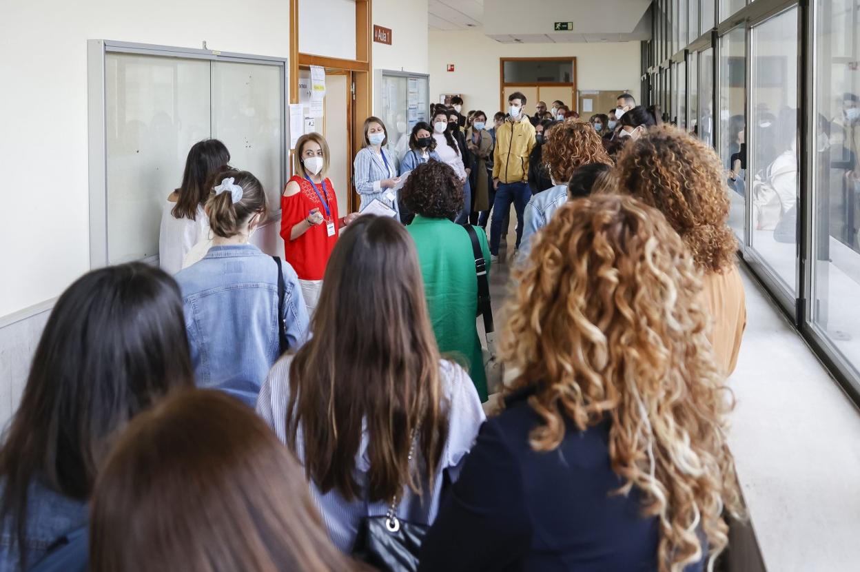 Aspirantes a las oposiciones de Educación de este año esperan su turno para entrar en el examen. 