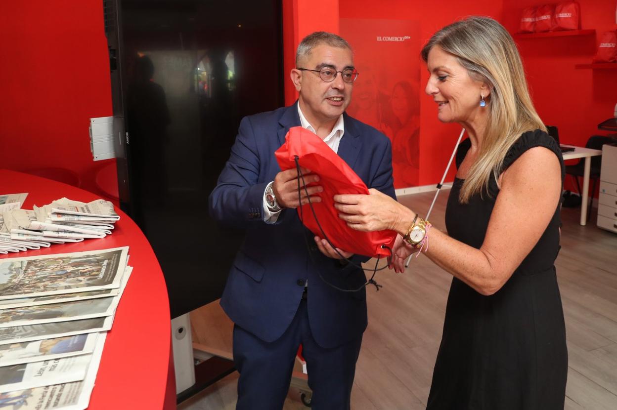 El director de EL COMERCIO, Marcelino Gutiérrez, entrega un obsequio a la viceconsejera Graciela Blanco. 