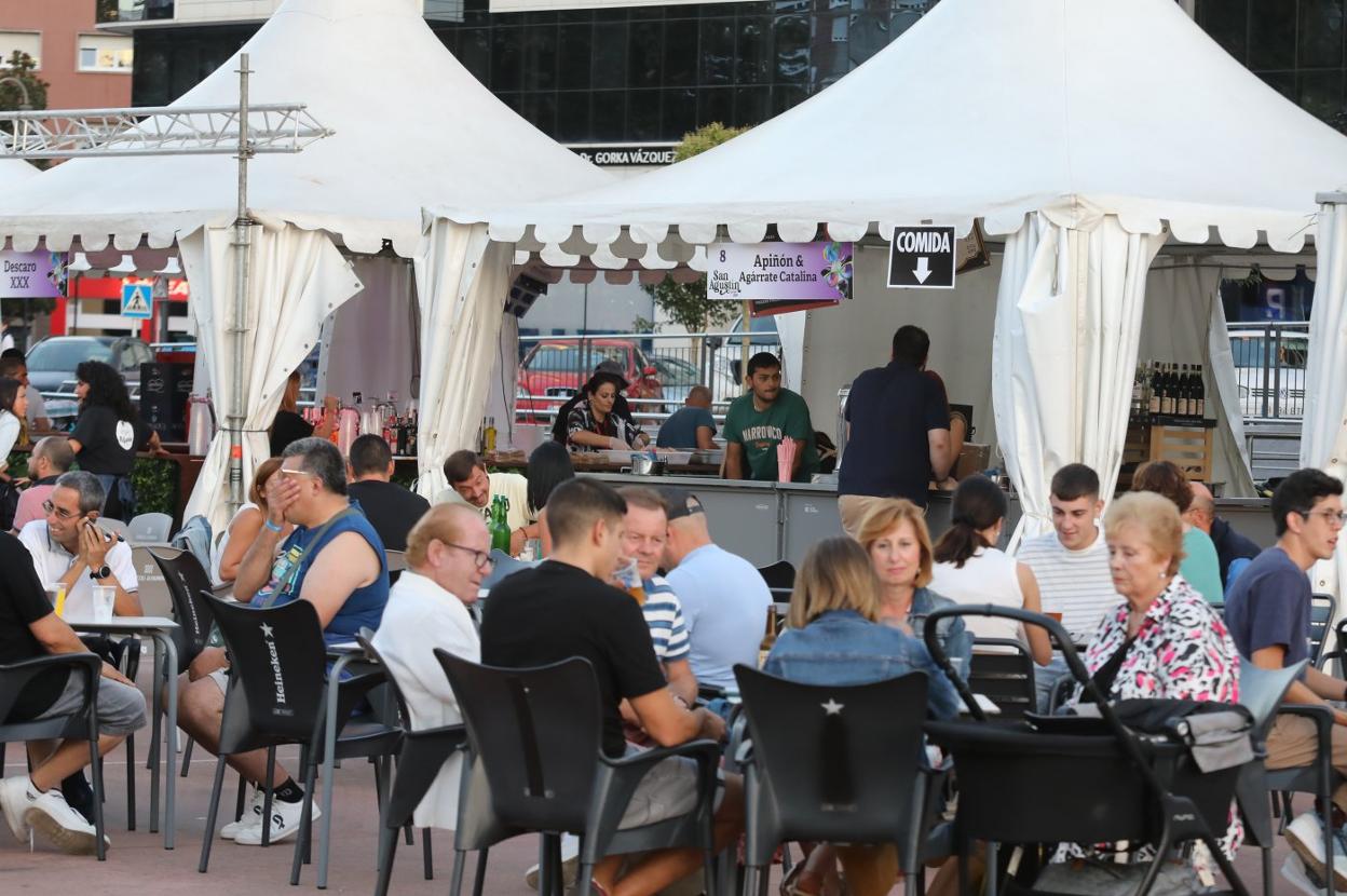 El público tardó unas horas, pero terminó llenando las nuevas terrazas de La Exposición.
