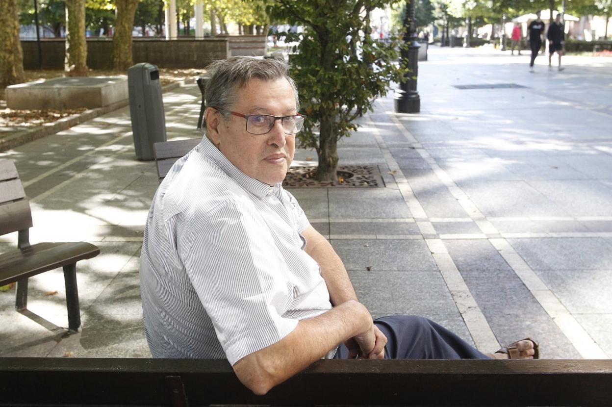 El socialista Manuel Vallejo, ayer, en el paseo de Begoña. 