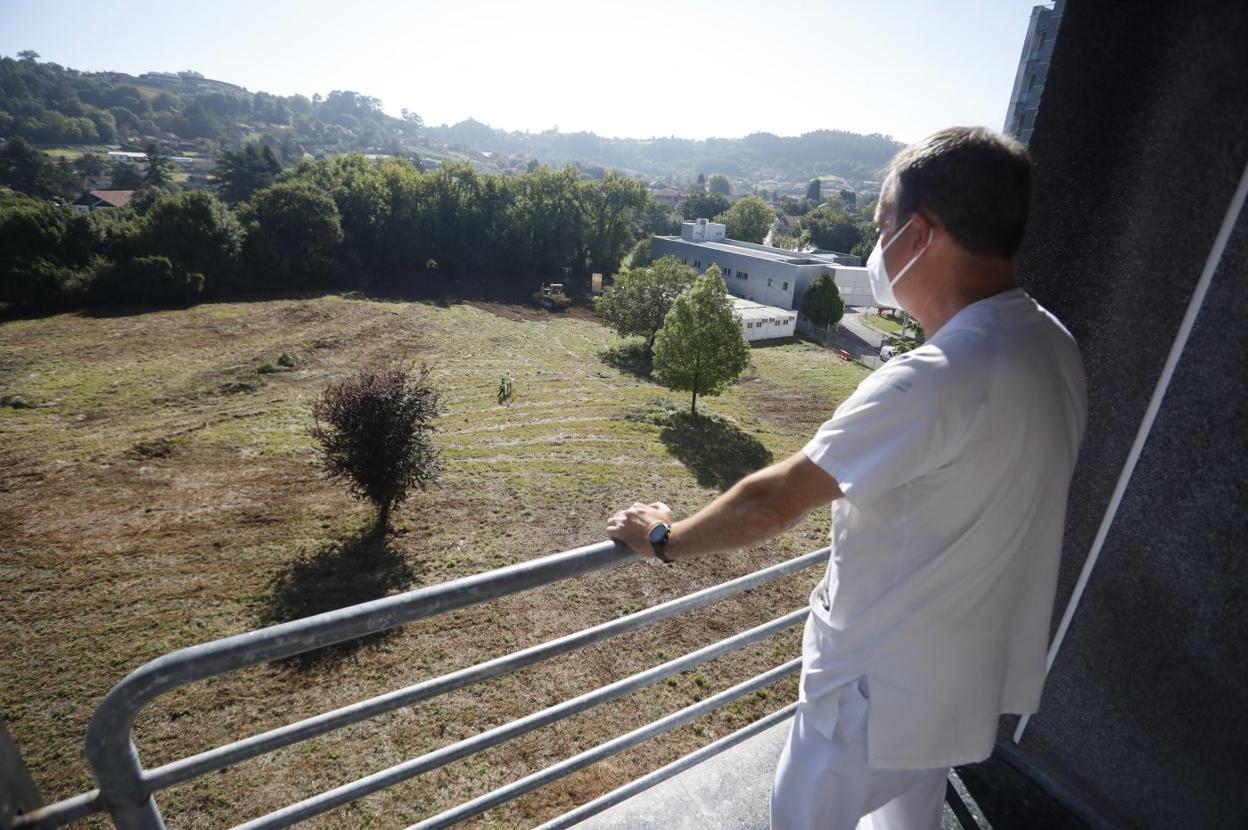 Un trabajador del hospital observa la parcela en la que se ejecuta la primera fase de la ampliación. 
