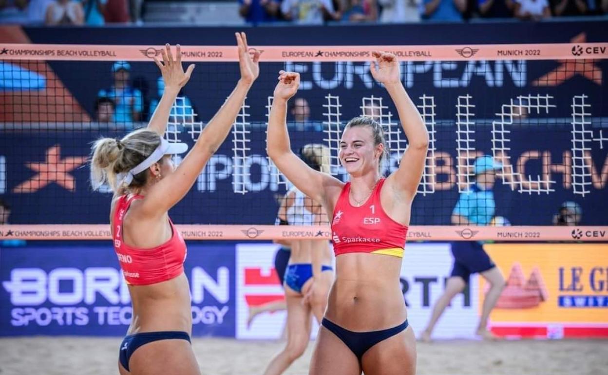 Daniela, a la derecha, con Tania, celebra un tanto en el Europeo de Múnich