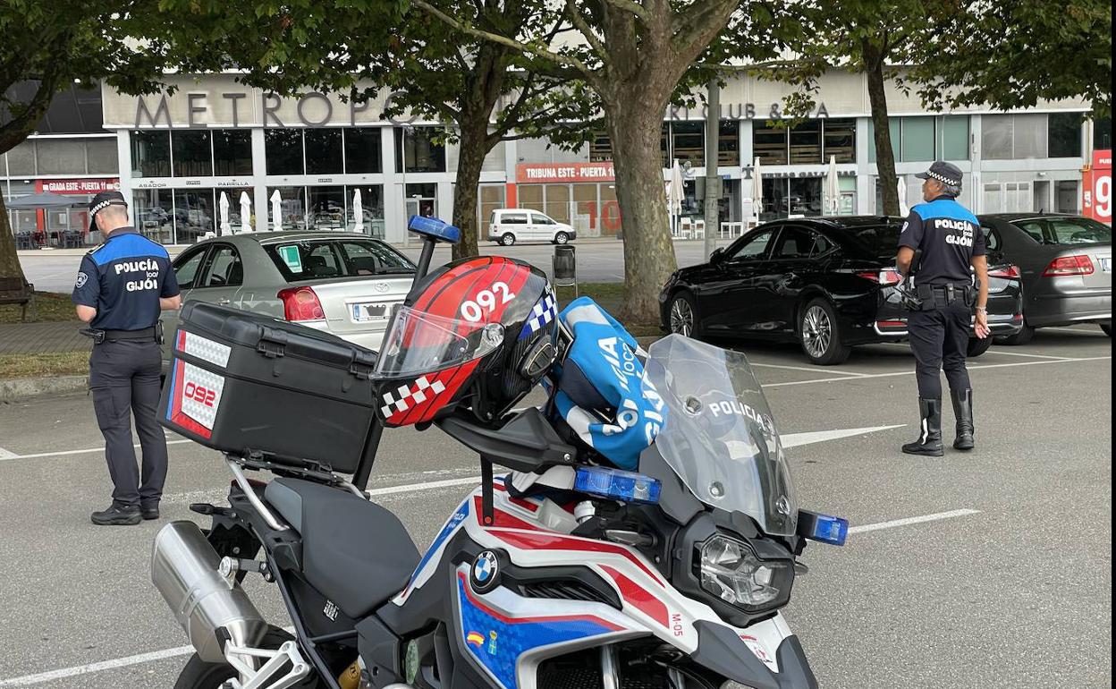La Policía Local de Gijón, durante la retirada de los vehículos estacionados en El Molinón. 