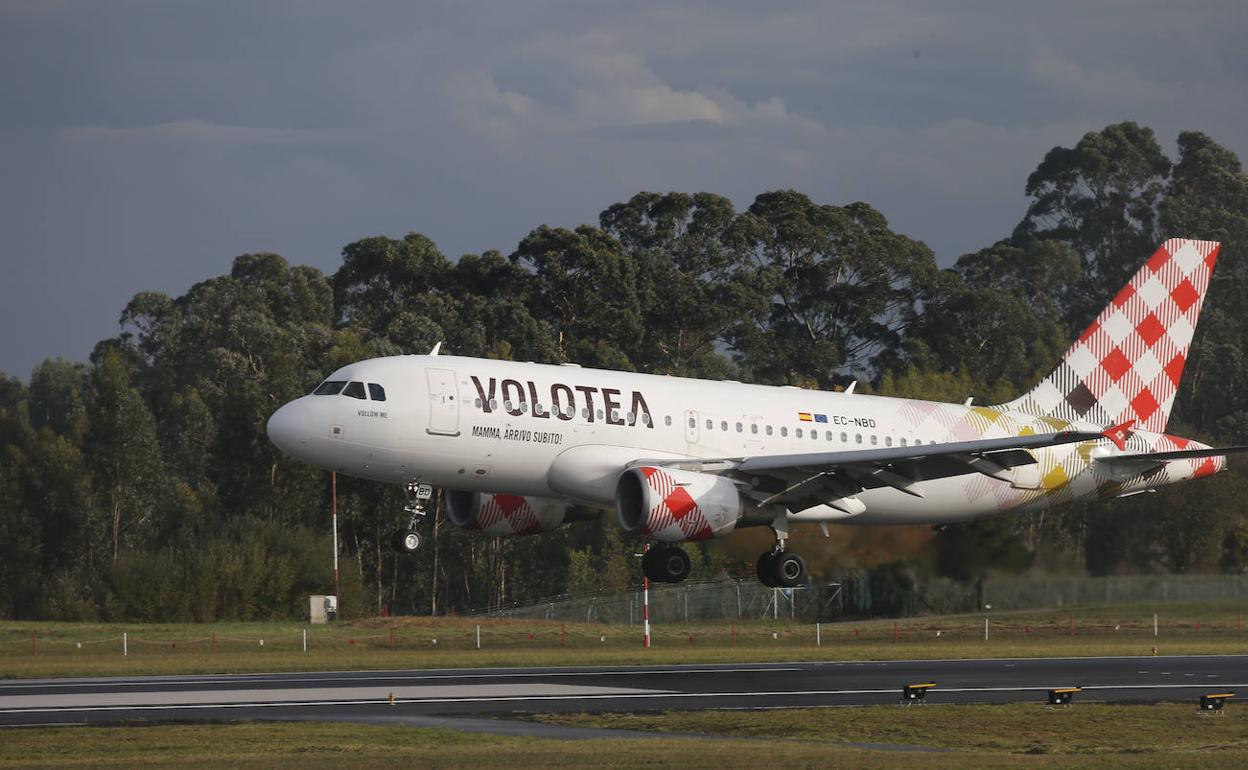 Un avión de Volotea, sobre la pista del aeropuerto asturiano.