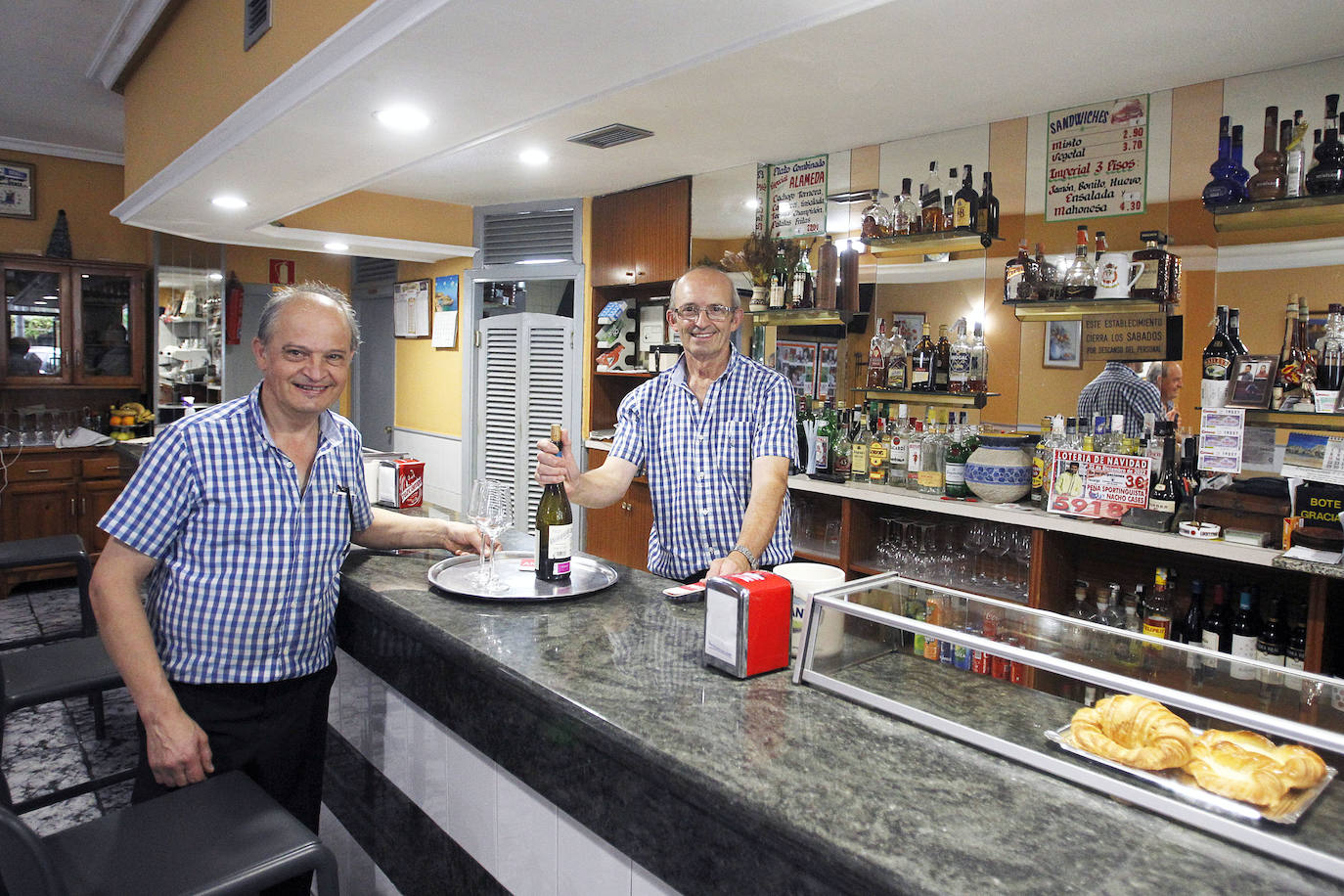 Los hermanos José y Abel Santiago, de cafetería Alameda, no pierden la sonrisa. 