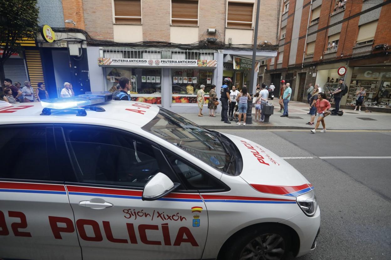 Policía Local actúa en un suceso en la calle Fray Ceferino. 
