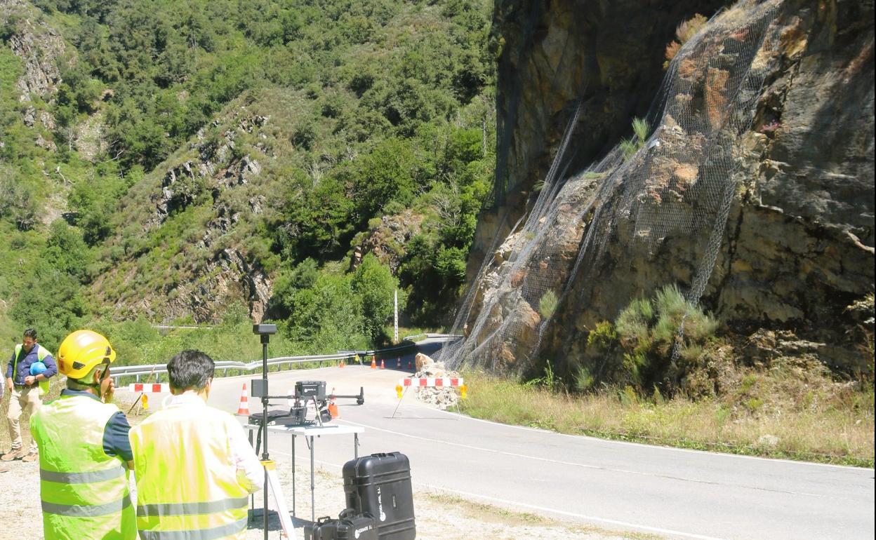 Los técnicos analizan con un dron el argayo en la AS-29. 